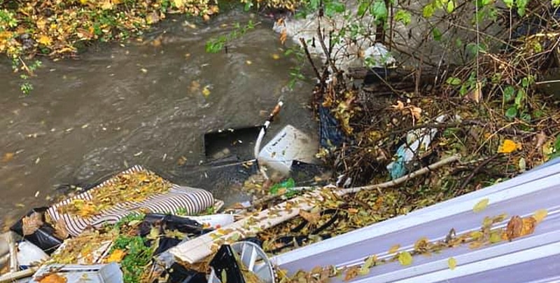 Nelle campagne di Celano mucchi di rifiuti abbandonati finiscono anche nel Rio Pago
