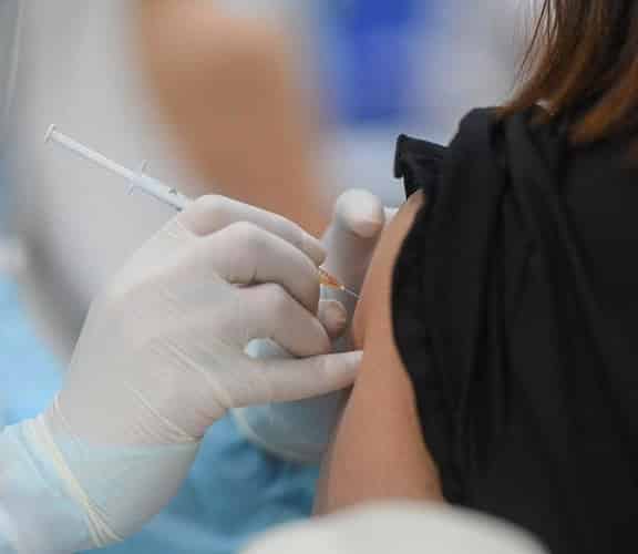 Terza dose vaccino anti Covid, da domani attiva la piattaforma per la fascia di età 12-15 anni