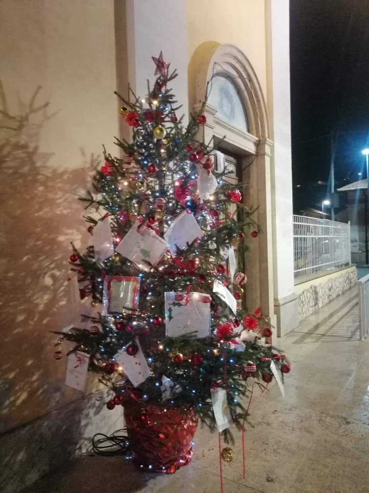 San Pelino, l'albero di Natale si arricchisce con le letterine dei desideri dei bambini