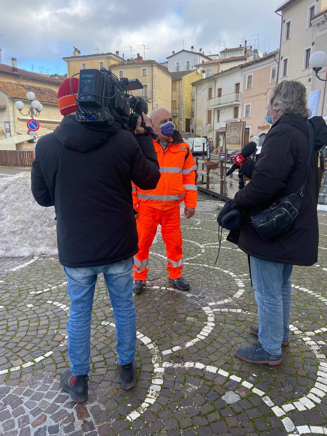 Le telecamere del TG2 arrivano a Rocca Di Mezzo per un servizio sul freddo