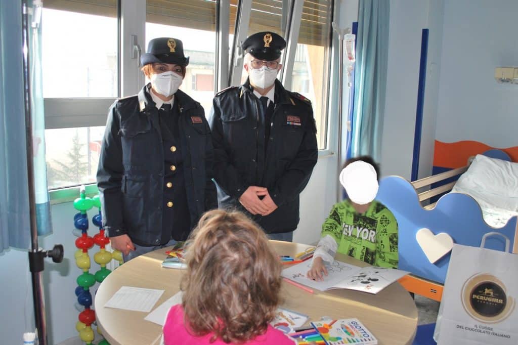 La Polizia di Stato fa visita ai bambini ricoverati per regalare doni e momenti di gioia