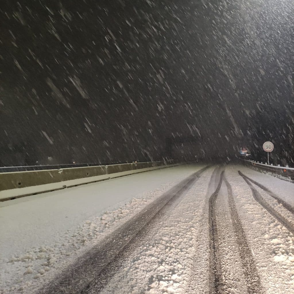 Neve: disagi alla viabilità su autostrada e superstrada, intervenute forze dell'ordine e mezzi spalaneve
