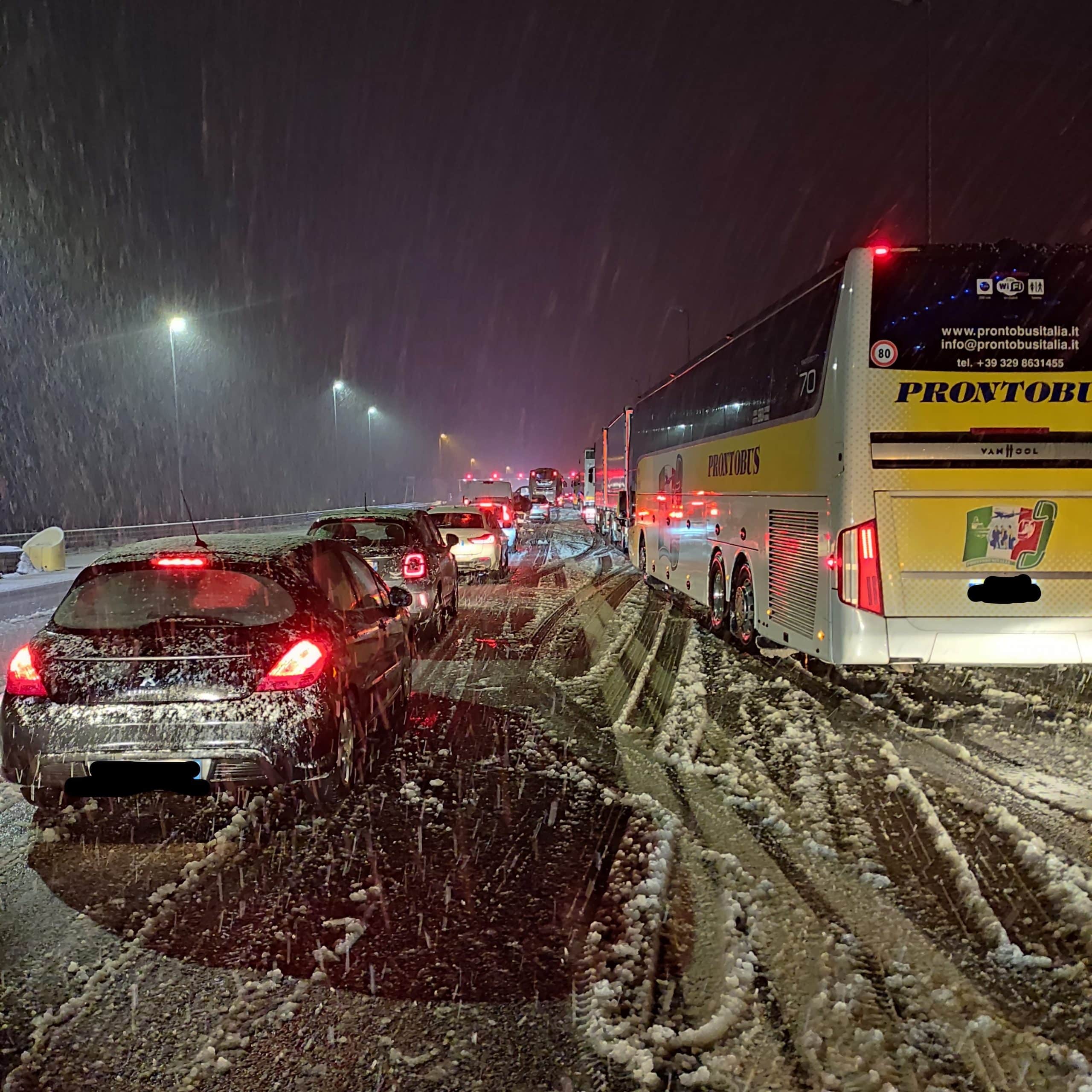 Neve: disagi alla viabilità su autostrada e superstrada, intervenute forze dell'ordine e mezzi spalaneve