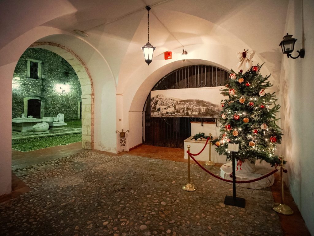 Nel chiostro del Teatro San Francesco, s'illumina l'arte dell'albero di Natale del Centro Studi Ignazio Silone