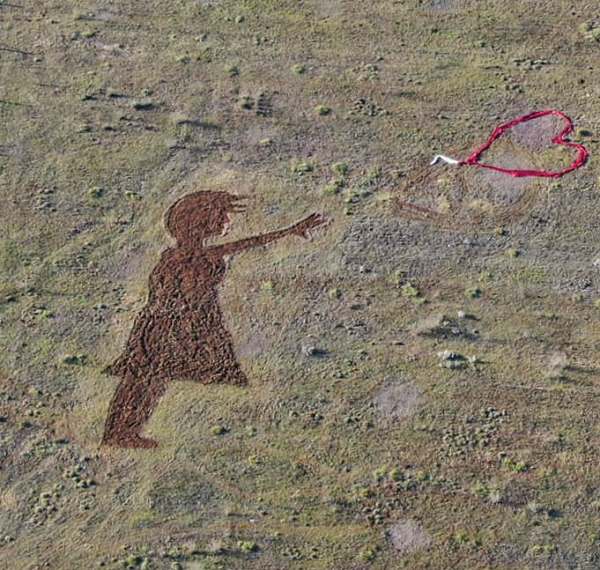 La bambina col palloncino di Banksy e la musica di Morricone per ricordare gli Angeli del Velino