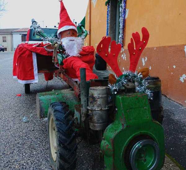 A Venere dei Marsi Babbo Natale arriva a bordo di un piccolo trattore