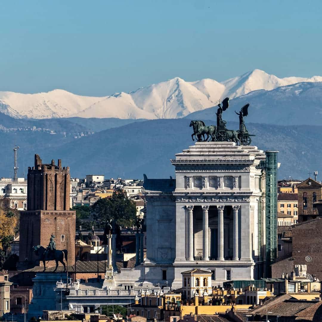 Il Monte Velino fa da sfondo alle meraviglie di Roma