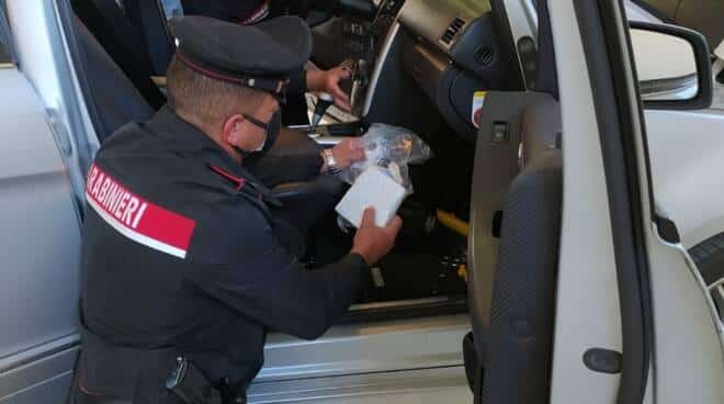 All'alt dei carabinieri tenta la fuga, nell'auto cocaina e contanti: arrestato dai Carabinieri