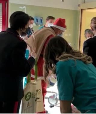 I piccoli pazienti del reparto pediatrico ricevono la visita di Babbo Natale scortato dai Carabinieri