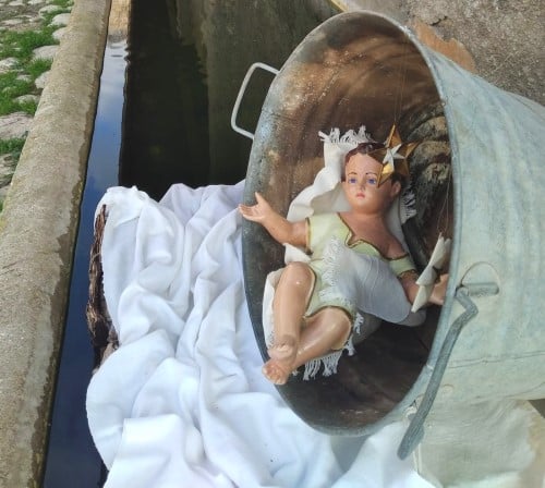 Presepi sorprendenti: Gesù Bambino nel fontanile di Corona