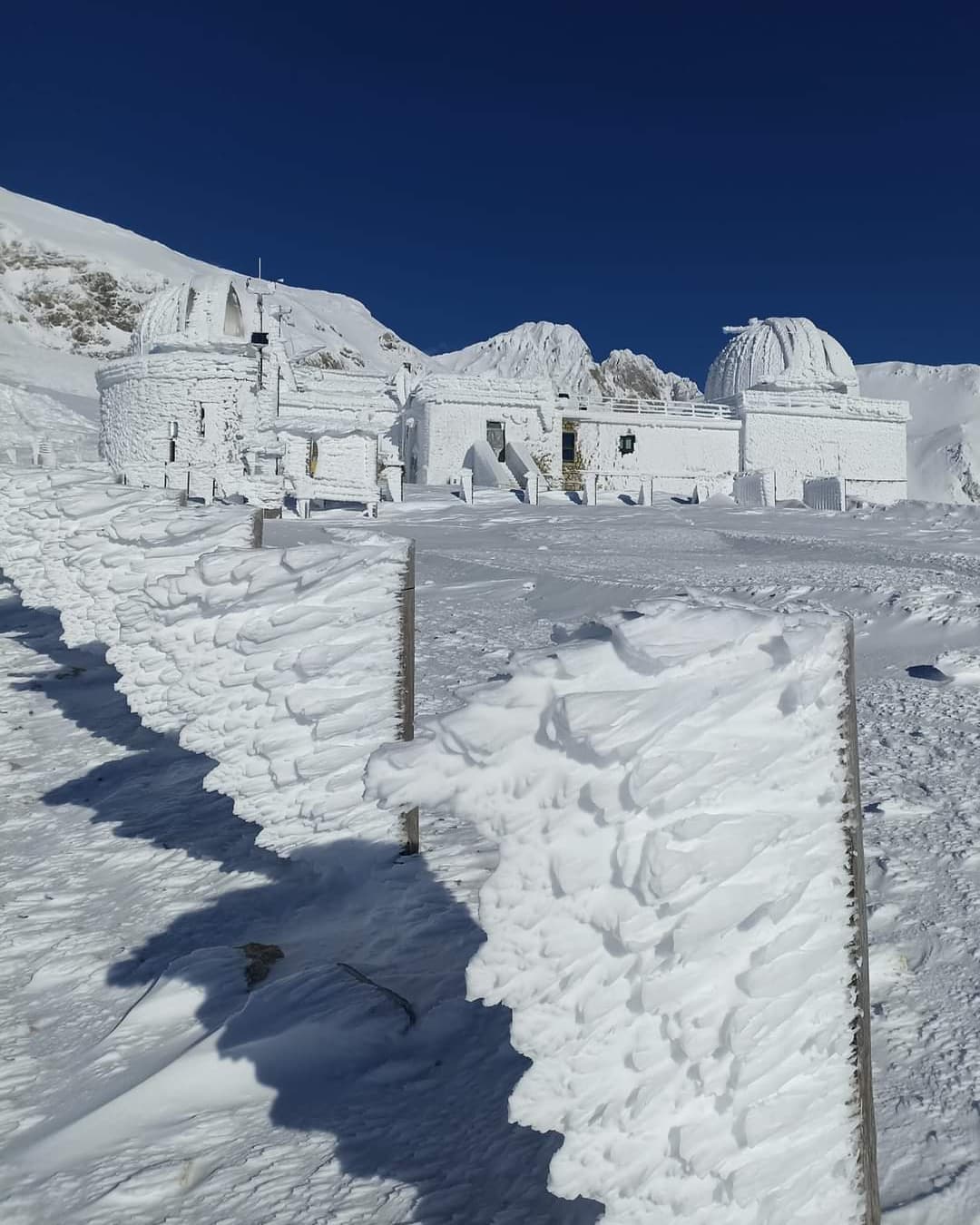 L'osservatorio di Campo Imperatore trasformato in una scultura di neve e ghiaccio