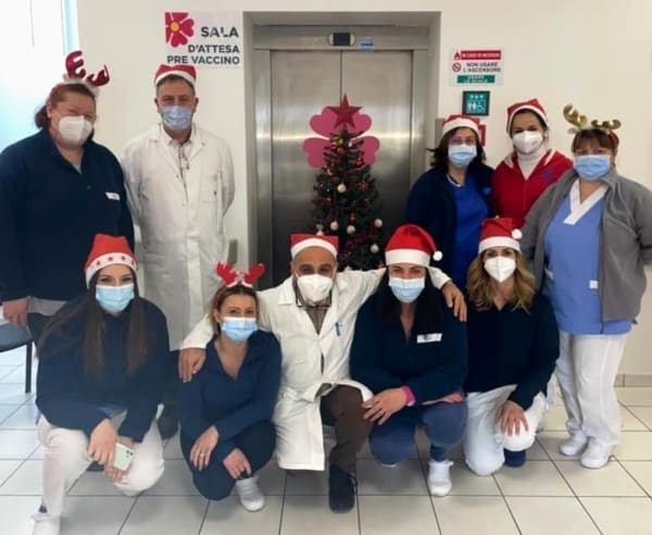 Arriva il Natale anche per gli operatori del centro vaccinale di Pescina: "auguri e... continuate a vaccinarvi!"