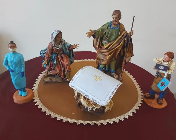 Presepe 2021: consegnata la statuina dell'artigiano imprenditore ai vescovi di Avezzano e Sulmona