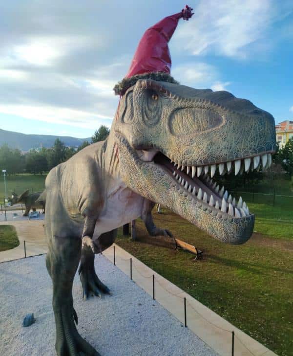Natale al Dino Park di Avezzano, anche il T-Rex indossa il cappello rosso