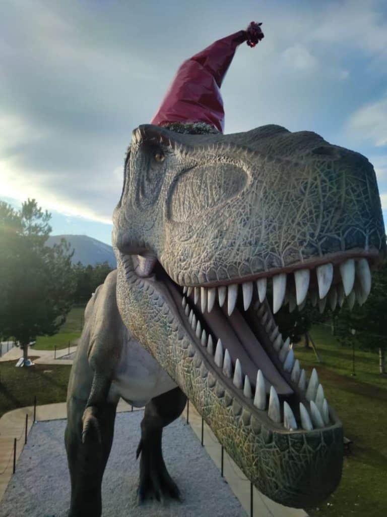 Natale al Dino Park di Avezzano, anche il T-Rex indossa il cappello rosso