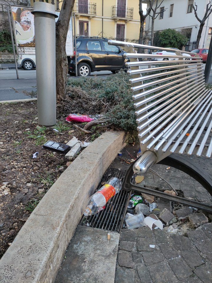 Avezzano, vandali in azione alla piazzetta di via Mazzini: danneggiate le fontane e rubato un cestino dei rifiuti