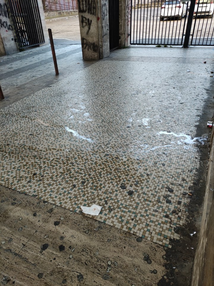 Movida selvaggia ad Avezzano centro: siringhe abbandonate, pozze di vomito, fiumi di urina e vetri rotti