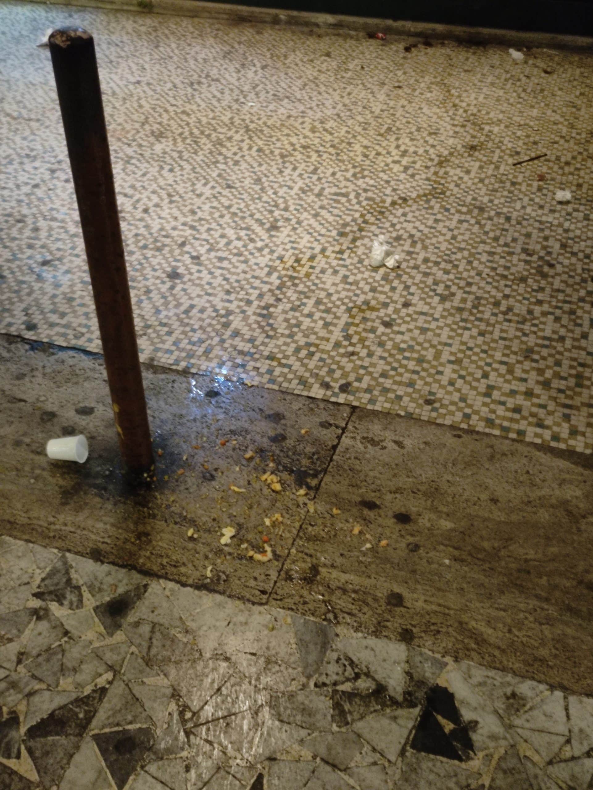 Movida selvaggia ad Avezzano centro: siringhe abbandonate, pozze di vomito, fiumi di urina e vetri rotti