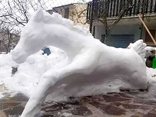 Un cavallo fatto di neve, la sorprendente scultura realizzata da Ugo Corona a Villavallelonga