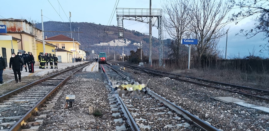 Uomo finisce sotto un treno a Celano, traffico ferroviario sospeso
