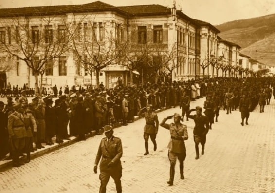 Una parata militare della 132° Legione Velino su Via del Littorio (oggi Via Corradini) Avezzano