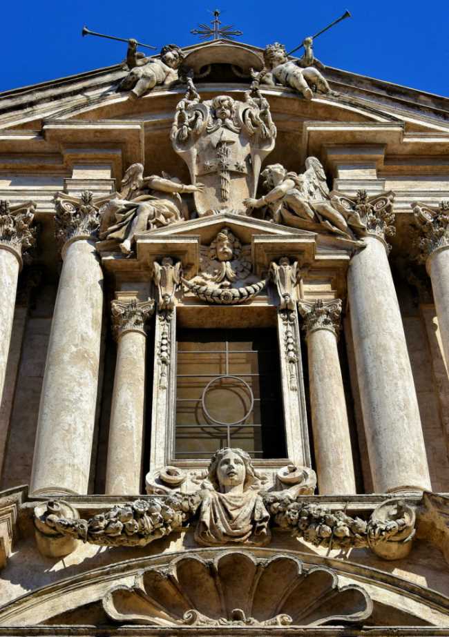 La curiosa facciata della chiesa ricostruita dal Cardinale Mazzarino di fronte alla Fontana di Trevi
