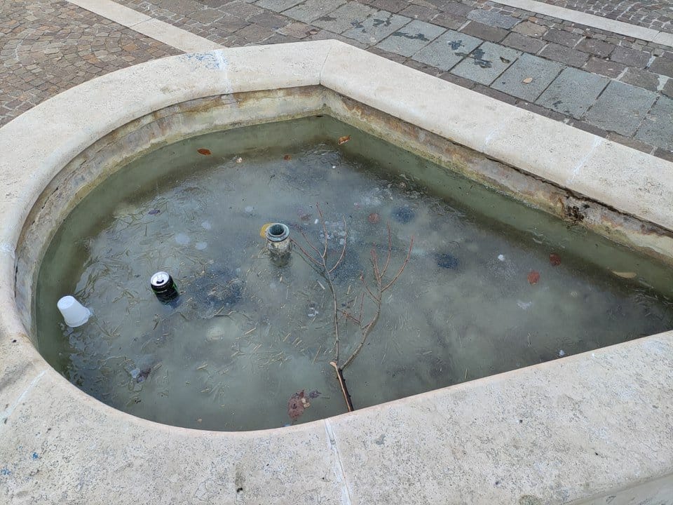 Avezzano, vandali in azione alla piazzetta di via Mazzini: danneggiate le fontane e rubato un cestino dei rifiuti