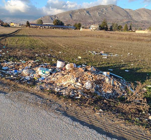Residenti di via Papacqua ad Avezzano: "la nostra zona usata come cassonetto della spazzatura da chiunque passi"