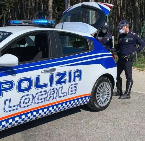 Nuovo look per la Polizia locale: veicoli, divise e simboli ridisegnati dagli studenti dell'Istituto Superiore delle Industrie Artistiche
