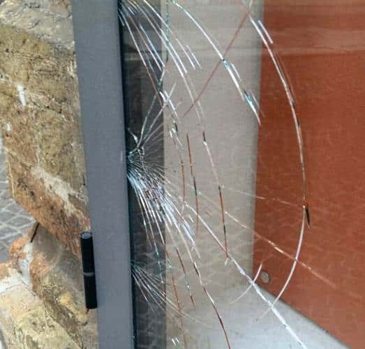 Vetrine rotte e atti vandalici ad Avezzano, una commerciante: "necessari più controlli per le vie cittadine"