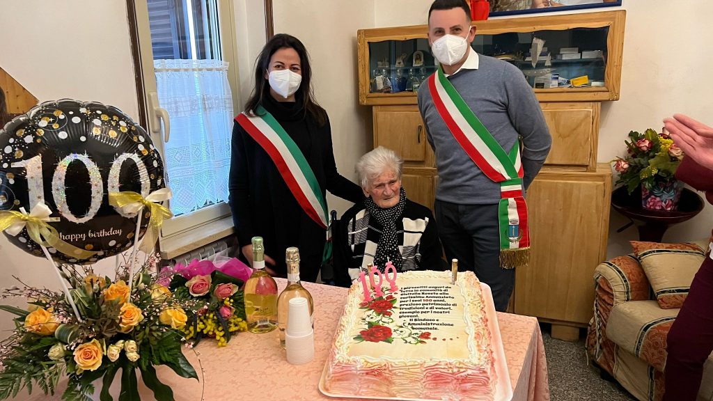 Nonna Annunziata compie 100 anni, gli auguri dei sindaci di Civita D'Antino e Civitella Roveto