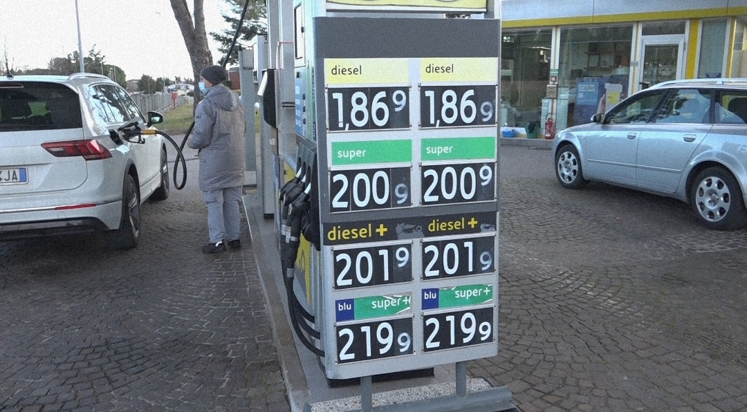 Il prezzo dei carburanti continua a lievitare, sfondato il muro dei 2euro a litro per il servito: la rabbia dei camionisti: "1200euro per un pieno, impossibile proseguire così"