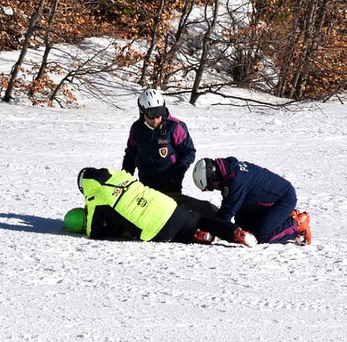 Soccorsa dalla Polizia una bambina di 10 anni caduta mentre sciava: ha riportato gravissime lesioni
