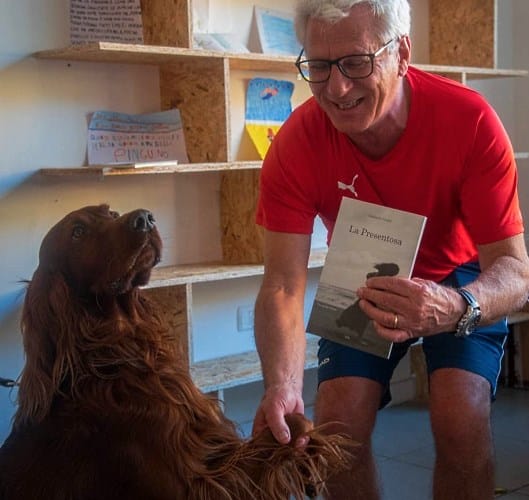 Il cane Artù dona il suo libro alla biblioteca della Pinguino Nuoto