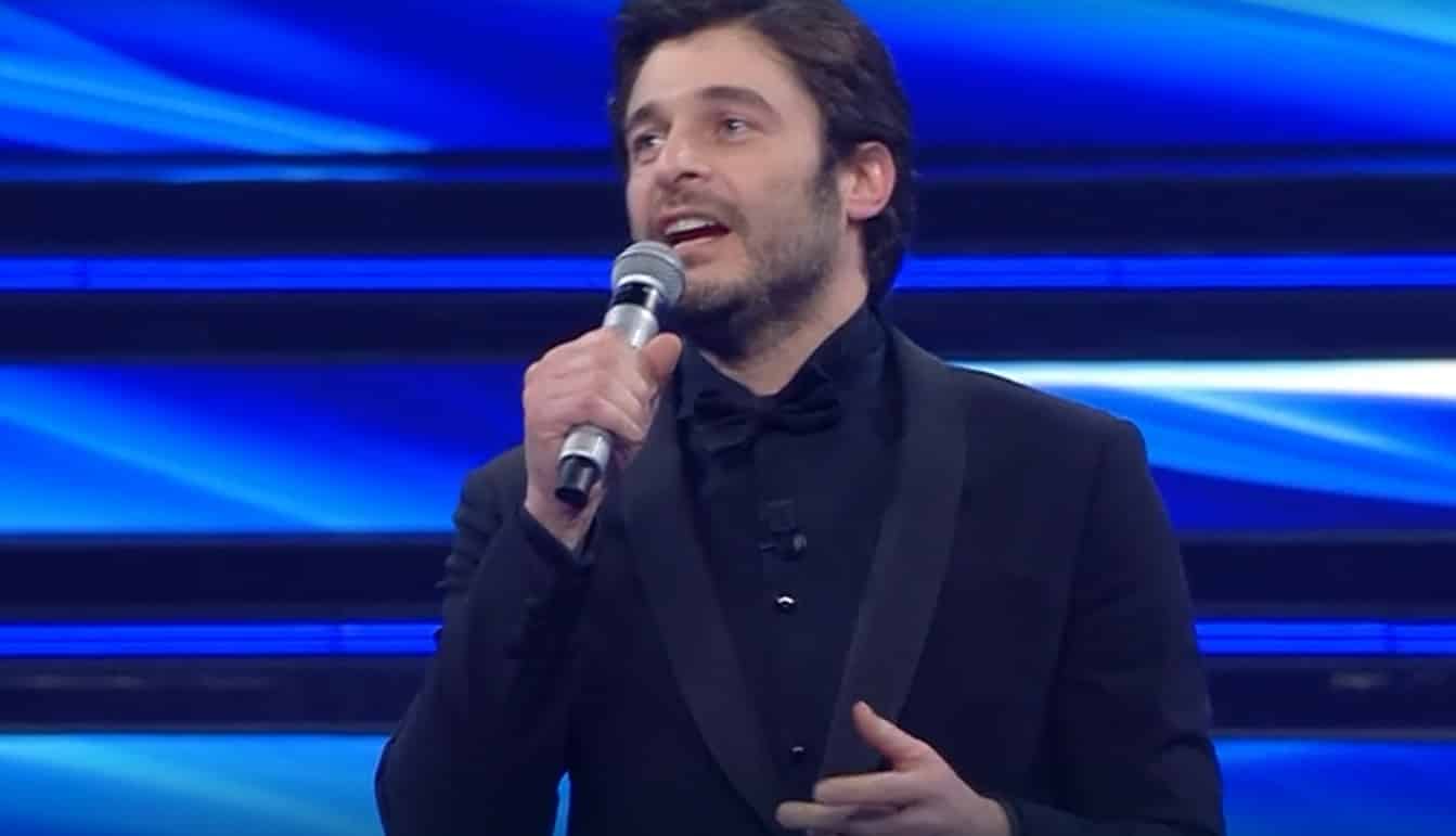 Lino Guanciale sul palco del Festival di Sanremo