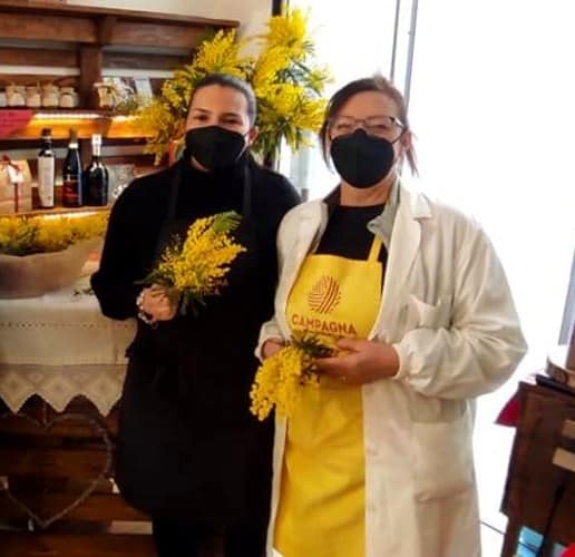 Clima impazzito, in Abruzzo mimose già fiorite: Coldiretti le regala ai clienti del mercato