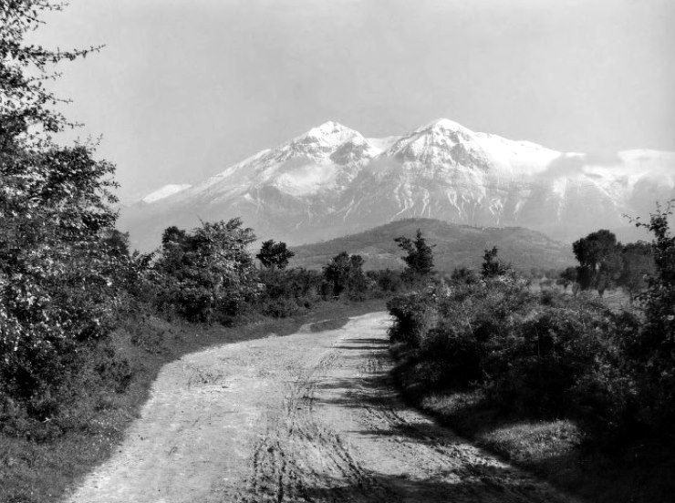 Monte Velino visto dalla strada per Alba Fucens in una fotografia di un secolo fa