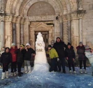 Il pupazzo di neve "no war" dei bambini di San Benedetto dei Marsi