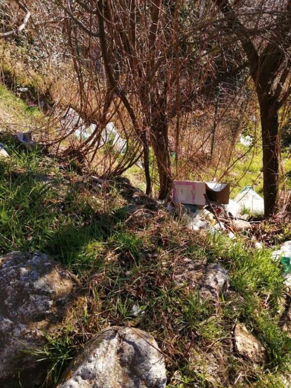Rifiuti abbandonati a Celano, una cittadina: "una brutta realtà della nostra città"