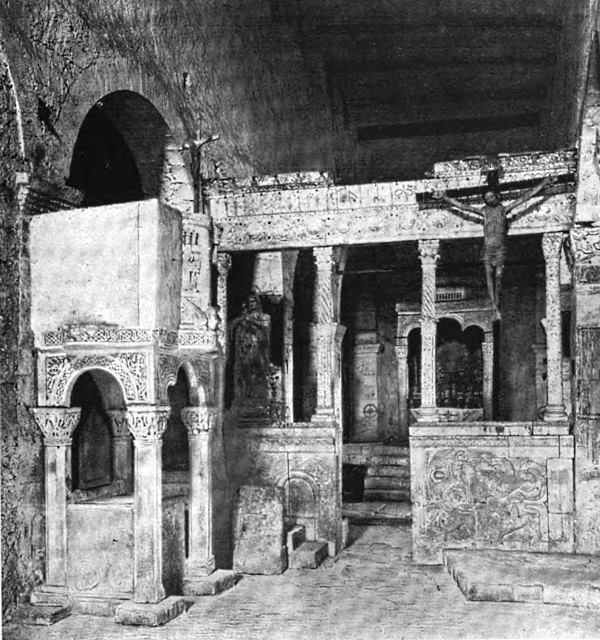 L'interno della chiesa Santa Maria in Valle Porclaneta di Rosciolo in una foto del primo Novecento