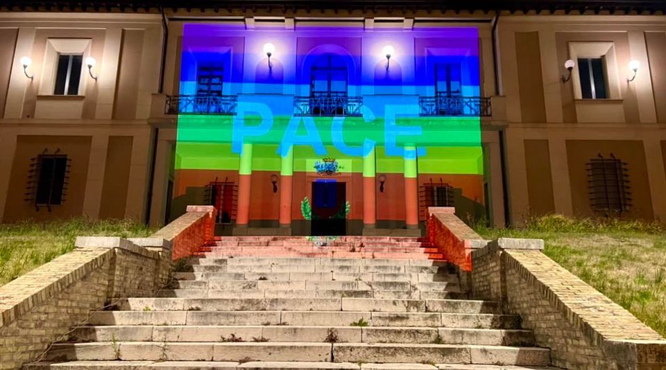 Civitella Roveto dà il benvenuto ai primi 3 cittadini ucraini e il palazzo comunale si tinge dei colori della pace
