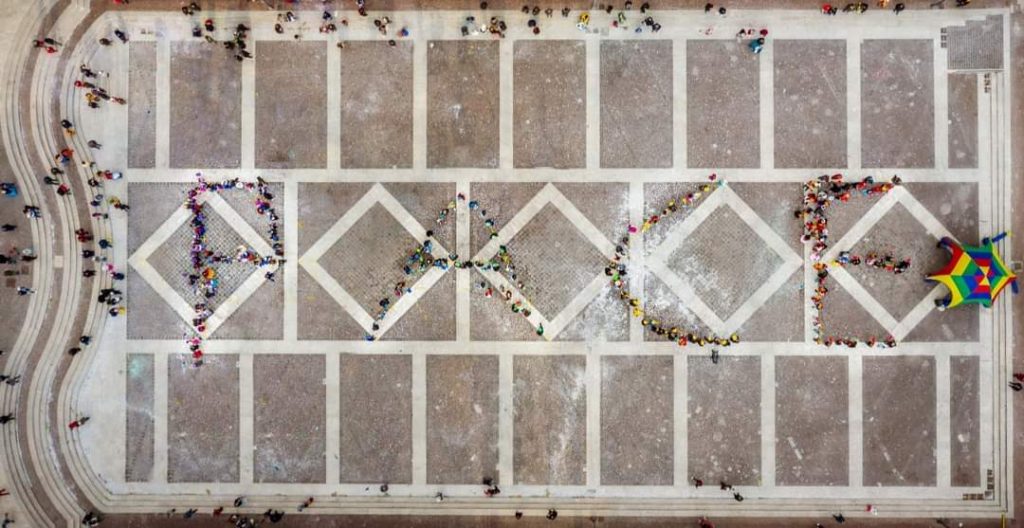 Flashmob in piazza Risorgimento: bambini riuniti in segno della pace