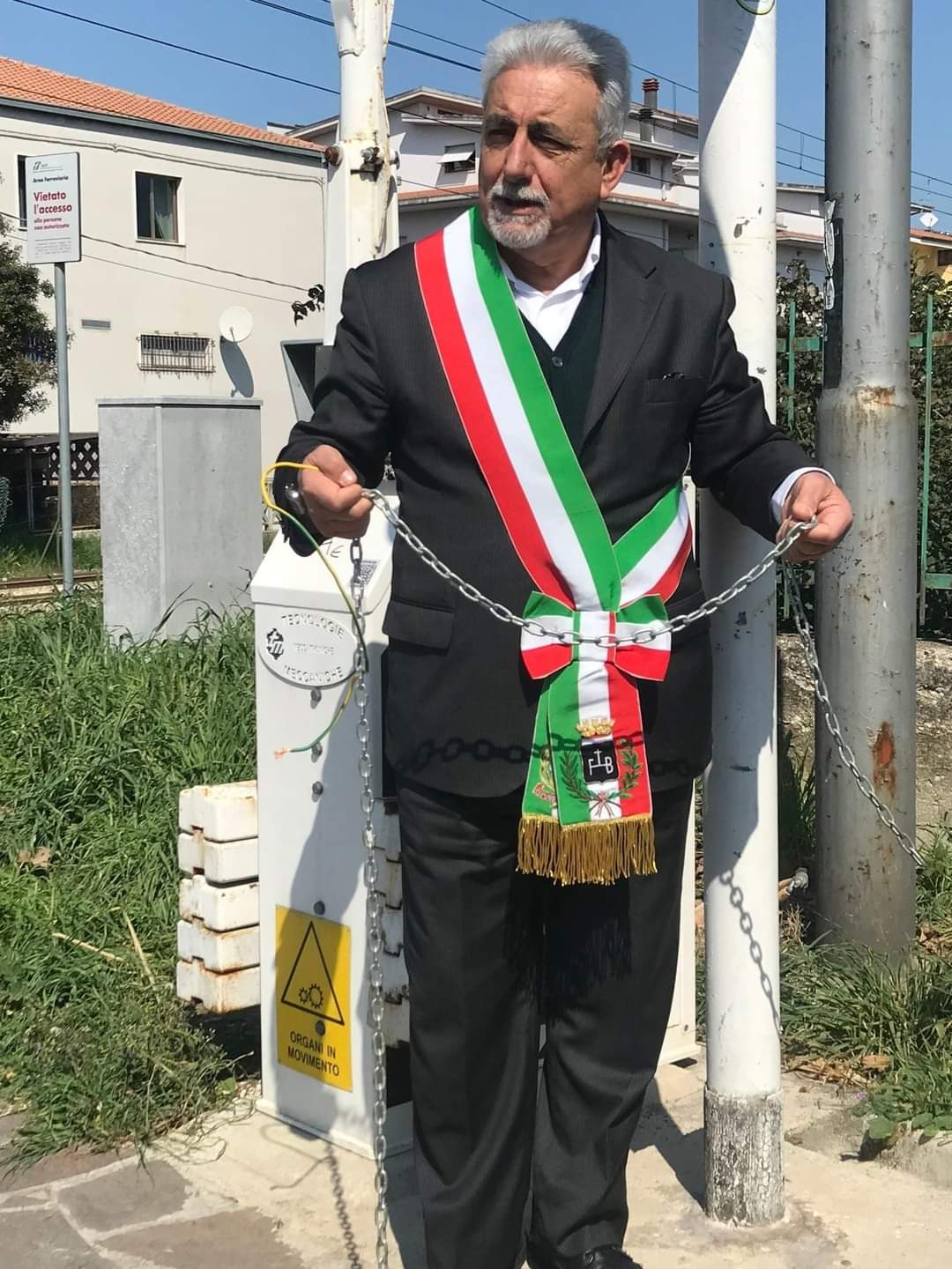 Potenziamento ferrovia Roma-Pescara: il sindaco di San Giovanni Teatino si incatena ad un passaggio a livello contro il progetto