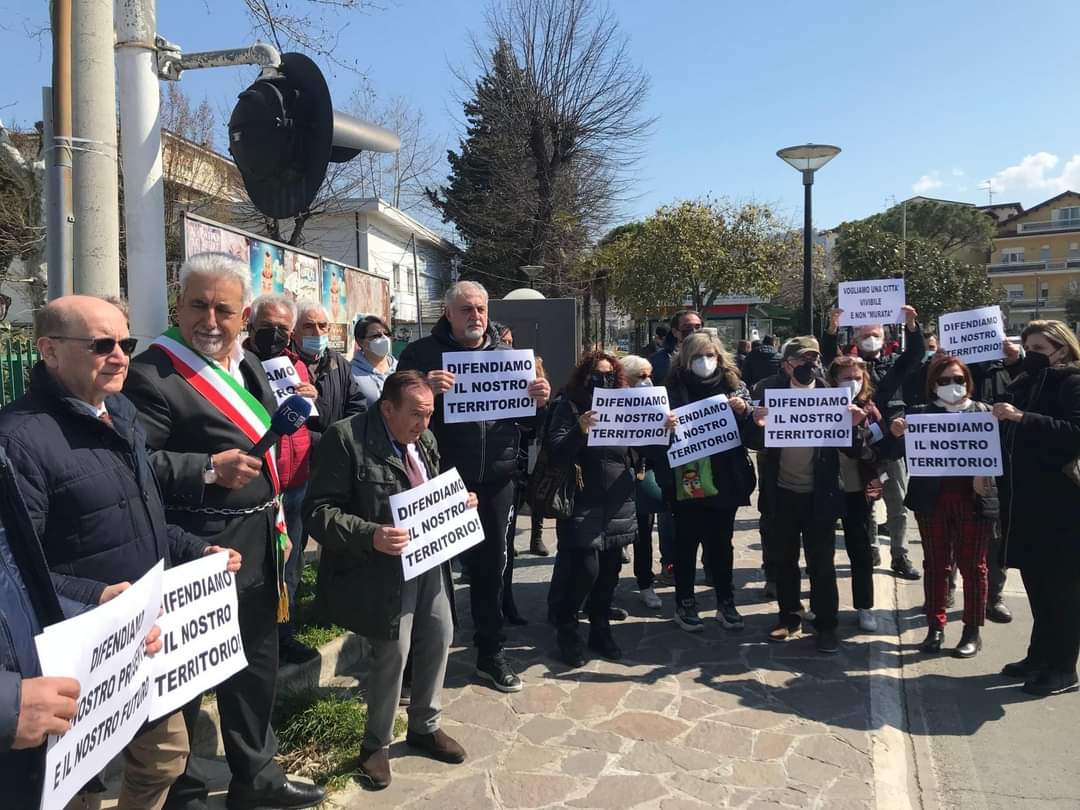 Potenziamento ferrovia Roma-Pescara: il sindaco di San Giovanni Teatino si incatena ad un passaggio a livello contro il progetto