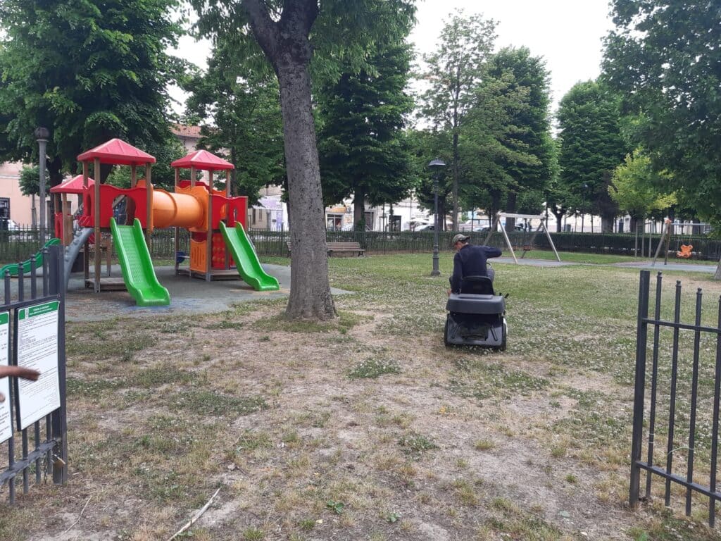 Disegni osceni sui giochi dei bambini a Piazza Torlonia