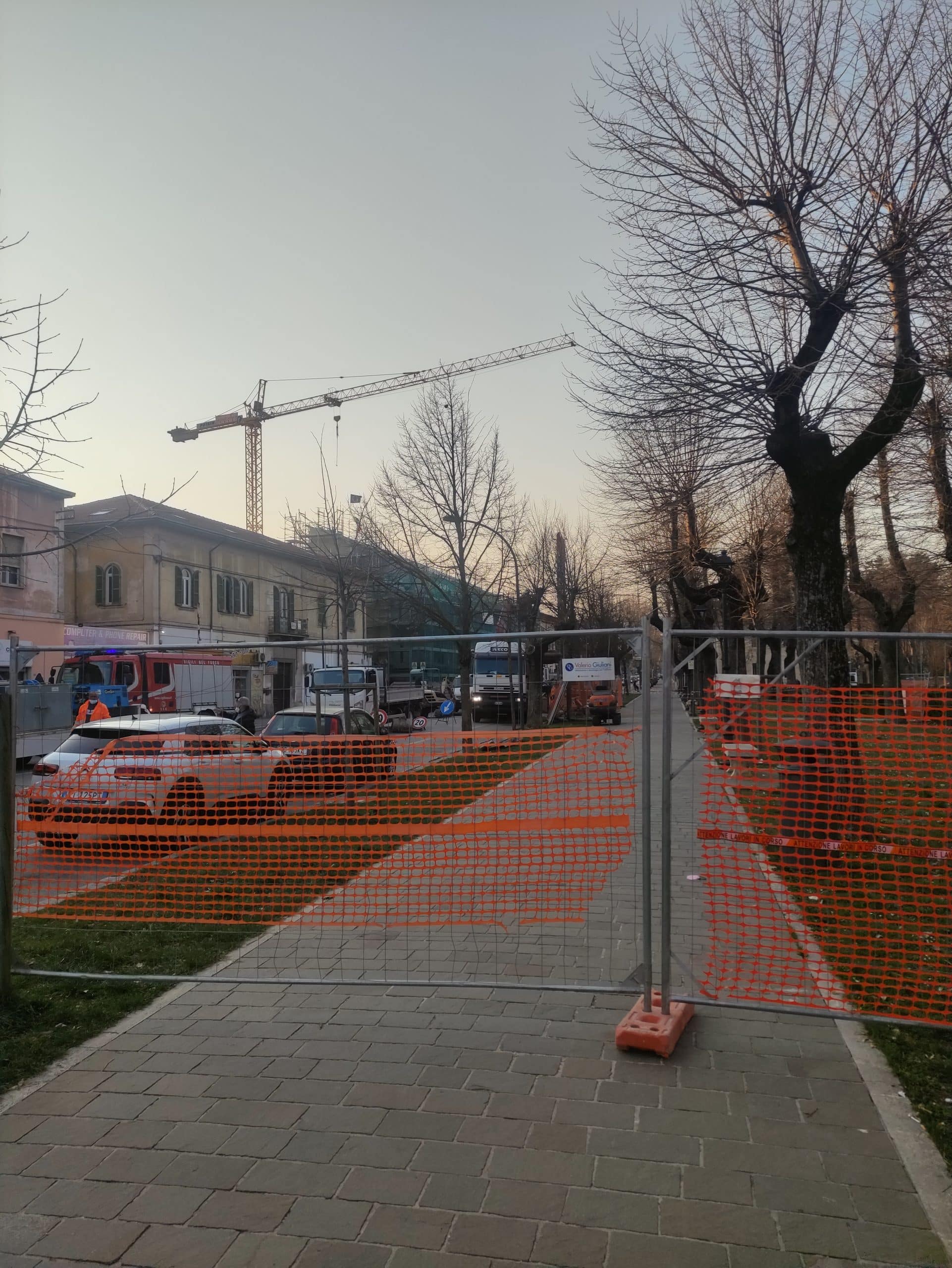 Rottura di un tubo del gas a piazza Torlonia, Vigili del Fuoco sul posto: transennata l'area e chiuso il parco giochi per i bambini