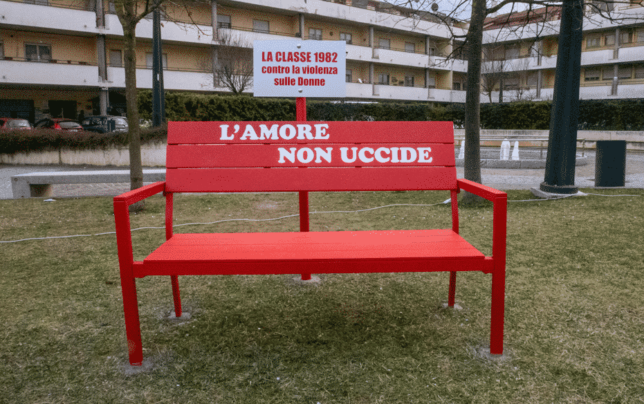 Inaugurata panchina rossa a Magliano De' Marsi da parte della classe 1982