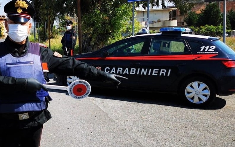 Non si fermano all'alt di una pattuglia dei Carabinieri, vengono arrestati dopo un inseguimento