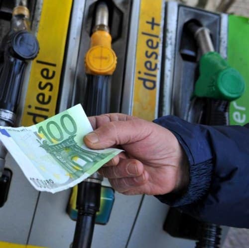 Prezzo della benzina tornato sopra i 2 euro a litro e potrebbe salire ancora