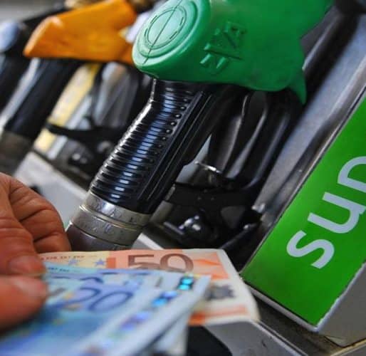 Rincari del prezzo del carburante, Patuanelli: "stiamo valutando il taglio delle accise"